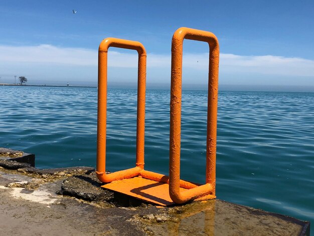 Foto metallische struktur auf dem meer gegen den blauen himmel