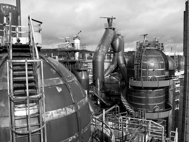 Foto metallische struktur in der fabrik gegen den himmel