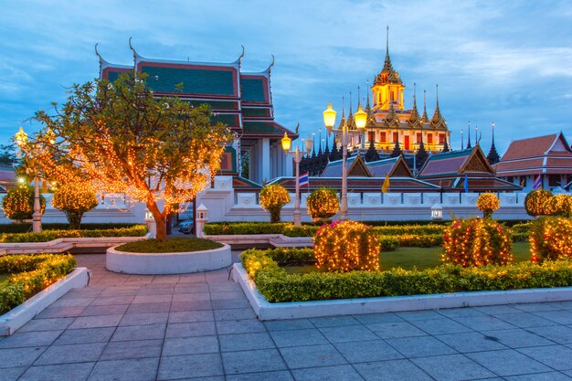 Metallisches Schloss verließ nur in Bangkok, Thailand, in der Welt, unter Dämmerungsabendhimmel