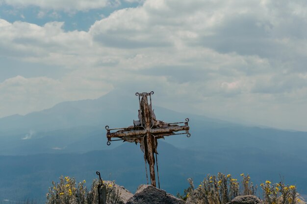 Metallkreuz auf einem Berg