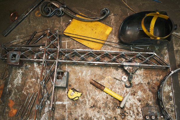 Metalllayout eines Baukrans auf dem Eisentisch