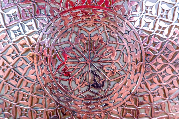 Foto metalloberfläche mit blumenmuster textur