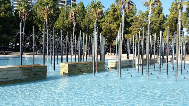 Foto metallpfähle in einem brunnen gegen bäume