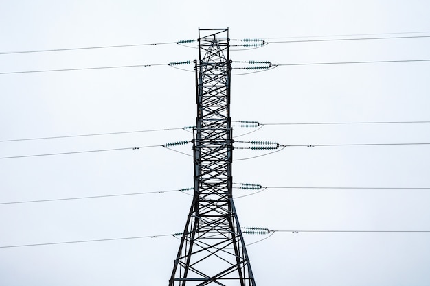 Metallrahmen eines elektrischen Turms bei bewölktem Wetter