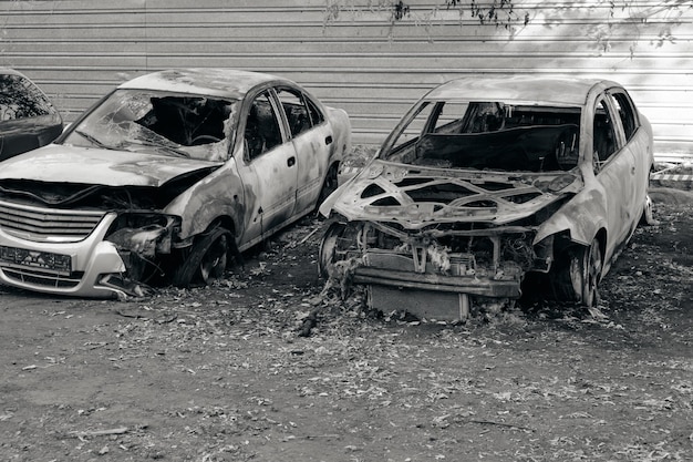 Foto metallrahmen von zwei ausgebrannten autos, sabotage, brandstiftung oder kurzschluss.