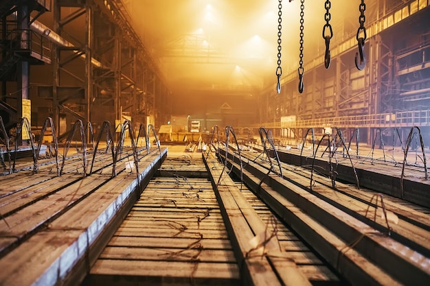 Metallrohling im Lager. Galvanikanlage für das Metall.