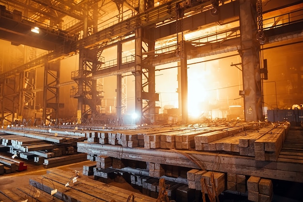 Metallrohling im Lager. Galvanikanlage für das Metall.