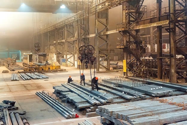 Metallrohling im Lager. Galvanikanlage für das Metall.