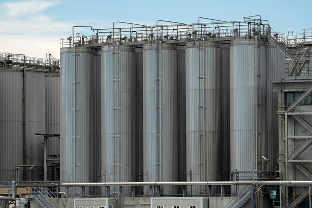 Metallsilos am hellblauen Himmel