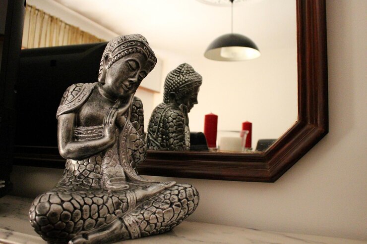 Foto metallstatue gegen den spiegel zu hause
