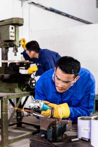 Metalúrgicos em moagem de oficina industrial