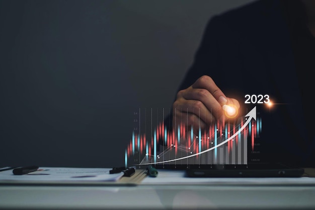 Metas de marketing digital para 2023 Empresário analisando planejamento de negócios on-line de marketing na Internet para 2023