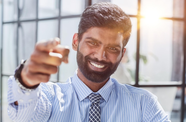 Foto metas de negócios, o sucesso de um homem de negócios indica você no escritório