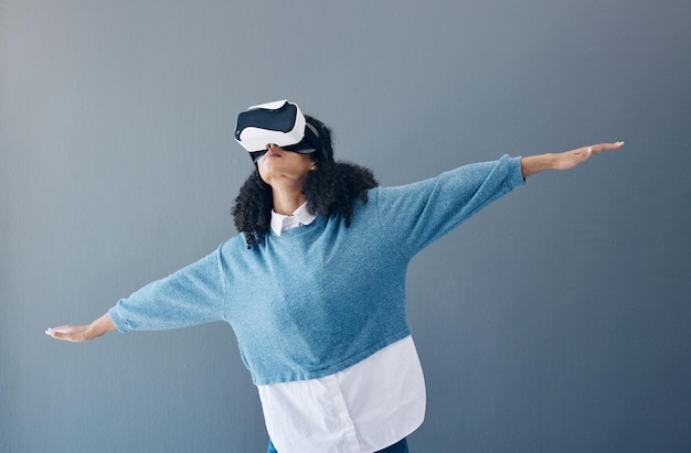 Metaverse Virtual-Reality-Headset und schwarze Gaming-Frau mit Händen für 3D-Flugspiel im Studio Gamer-Person vr-Brille in der digitalen Welt futuristische App und AR-Tech-Ux-Erfahrung grauer Hintergrund