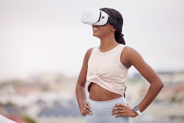 Metaverso de fitness VR e mulher negra treinando no treino futurista da cidade e exercício digital em uma tecnologia de saúde 3d no telhado e atleta africano com óculos para esporte de realidade virtual