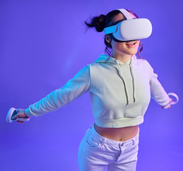 Metaverso de mulher jogadora e fone de ouvido de realidade virtual para jogos futuristas cibernéticos e mundo 3d Pessoa feliz voando com controlador de mão para experiência digital ar e aplicativo de fundo roxo cyberpunk