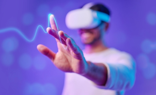 Foto metaverso mano y realidad virtual hombre y pantalla táctil futurista e innovación tecnológica en estudio simulación digital ux y superposición de tecnología cibernética de juegos y gafas vr sobre fondo púrpura