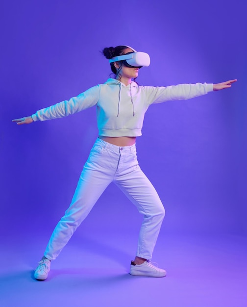 Metaverso de mujer y gafas de realidad virtual para juegos futuristas cibernéticos y mundo digital Persona jugadora con manos para el equilibrio del cuerpo ar experiencia 3d y aplicación creativa de fondo púrpura cyberpunk