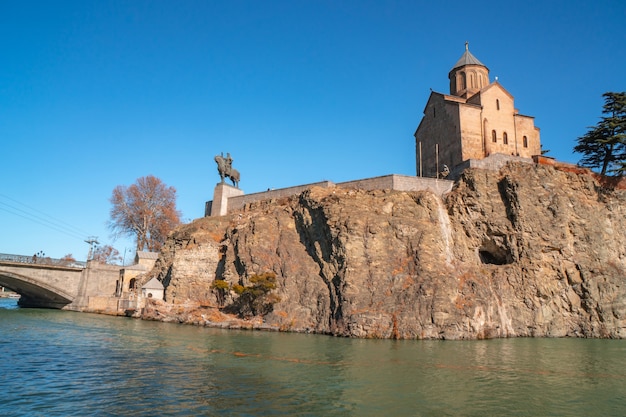 Metekhi iglesia y monumento del rey vakhtang i gorgasali en Tbilisi