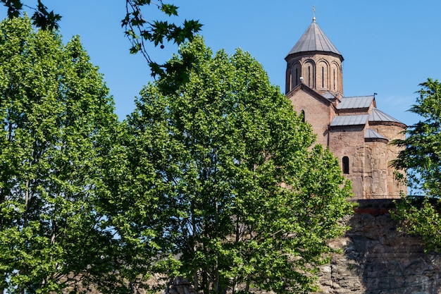 Metekhi-Tempel oder Mariä-Entschlafens-Kirche in Tiflis, Georgien