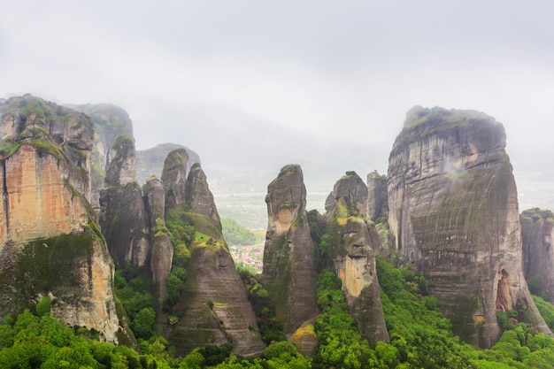 Meteora-Berge in Griechenland während des bewölkten Himmels des Regens