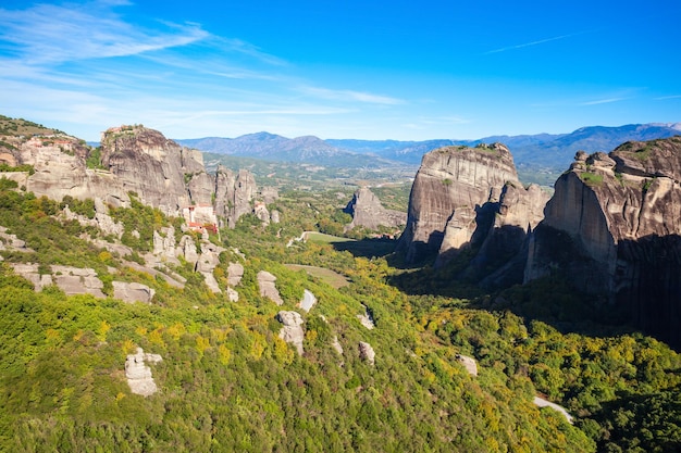 Meteora - é uma formação de imensos pilares monolíticos e colinas semelhantes a enormes rochas arredondadas que dominam a área local.