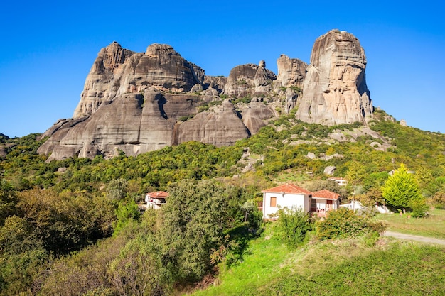 Meteora - é uma formação de imensos pilares monolíticos e colinas semelhantes a enormes rochas arredondadas que dominam a área local.