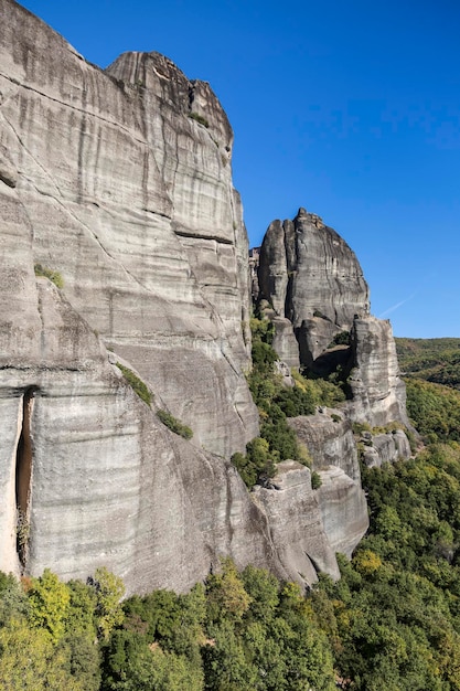 Meteora einzigartige und riesige Felssäulen erheben sich steil aus dem Boden neben dem Pindos-Gebirge in der westlichen Region von Thessalien, Kalabaka, Griechenland