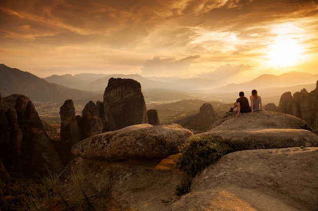 Meteora-Klöster bei Sonnenuntergang Schöner Tourist im Hintergrund