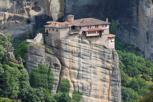 Foto meteora mit monastyr rusanu bei meteora, hochwertiges foto