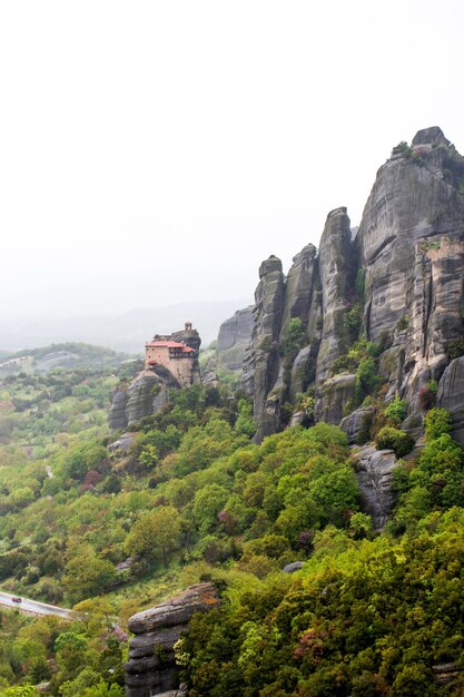 Meteora en el monasterio de Grecia en el fondo del cielo nublado de las montañas