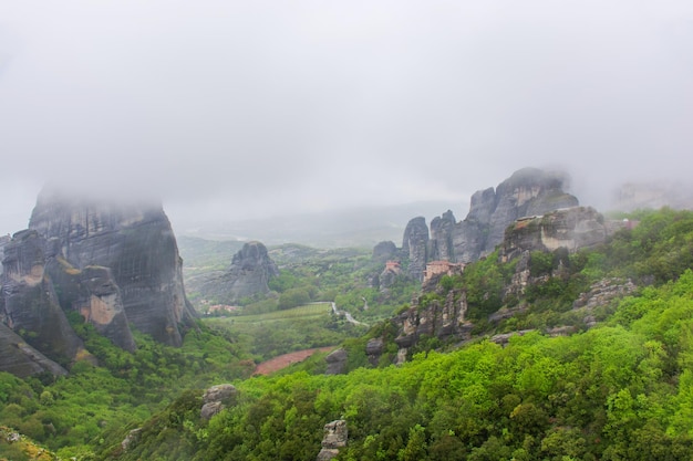 Meteora en el monasterio de Grecia en el fondo del cielo nublado de las montañas