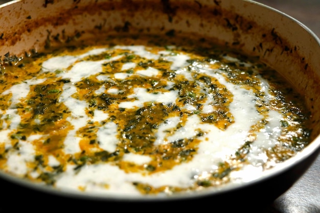 Methi Malai Matar es un popular plato vegetariano indio servido en Karahi