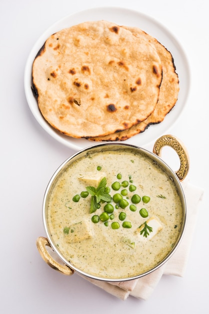 Methi Malai Paneer mit Matar, beliebtes indisches vegetarisches Hauptgericht serviert in Karahi mit Roti oder Chapati, selektiver Fokus