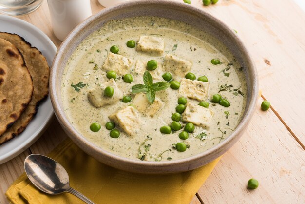 Methi Malai Paneer mit Matar, beliebtes indisches vegetarisches Hauptgericht serviert in Karahi mit Roti oder Chapati, selektiver Fokus