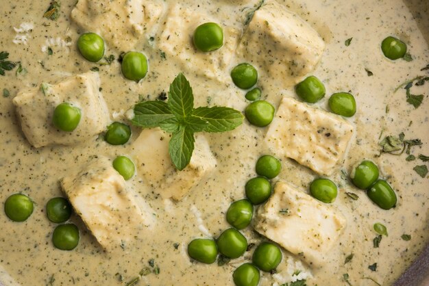 Methi Malai Paneer mit Matar, beliebtes indisches vegetarisches Hauptgericht serviert in Karahi mit Roti oder Chapati, selektiver Fokus