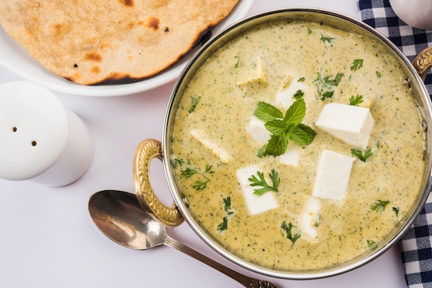 Methi Malai Paneer oder cremiges Bockshornklee-Hüttenkäse-Curry, beliebtes nordindisches Rezept, serviert in Karahi mit Roti/Paratha, selektiver Fokus