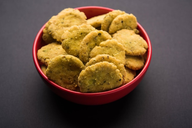 Methi Mathri es un bocadillo indio de Rajasthani para la hora del té y un tipo de galleta hojaldrada.