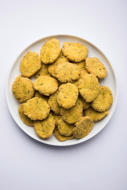 Foto methi mathri ist ein indischer tee-snack aus rajasthani und eine art flockenkeks.