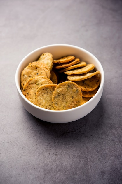 Methi Mathri oder Palak Mathiya, indischer Snack aus Bockshornklee- oder Spinatblättern mit Maisboden