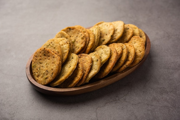 Methi Mathri oder Palak Mathiya, indischer Snack aus Bockshornklee- oder Spinatblättern mit Maisboden