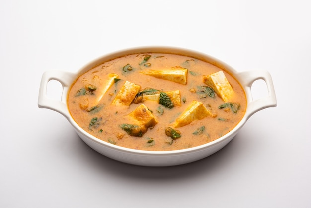 Methi Paneer Sabzi oder Hüttenkäse nach indischer Art mit Bockshornkleeblätter-Curry-Rezept. Serviert in einer Schüssel oder Karahi