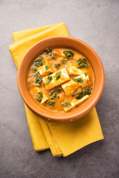 Methi Paneer Sabzi oder Hüttenkäse nach indischer Art mit Bockshornkleeblätter-Curry-Rezept. Serviert in einer Schüssel oder Karahi