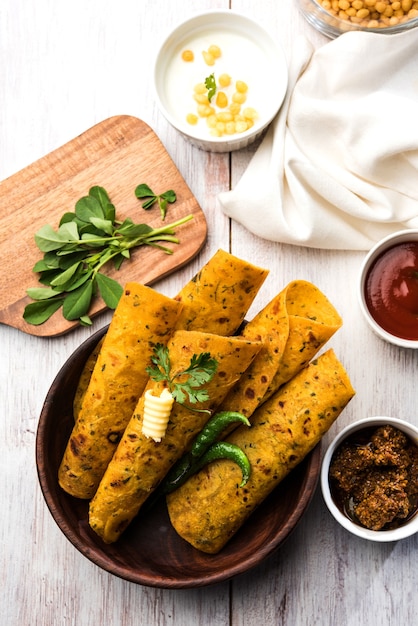 Methi Paratha o Thepla es un pan plano indio elaborado con hojas de fenogreco, enfoque selectivo