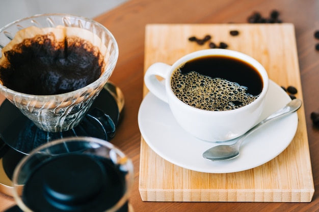 Método alternativo de preparo do café, despeje sobre o gotejador e o filtro de papel.