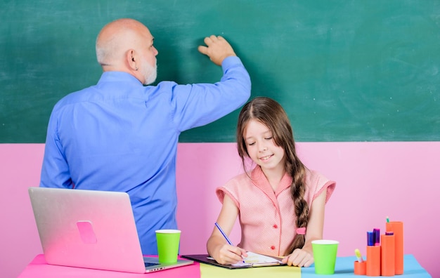 Método de ensino moderno estudante e professor no quadro-negro laptop de estudante e tutor educação moderna estudante feliz professor sênior e lição de escola para meninas relaxamento e férias conhecimento moderno