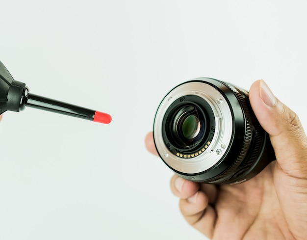 Método de limpeza de lentes de câmera fechar o foco por foto humana no fundo branco