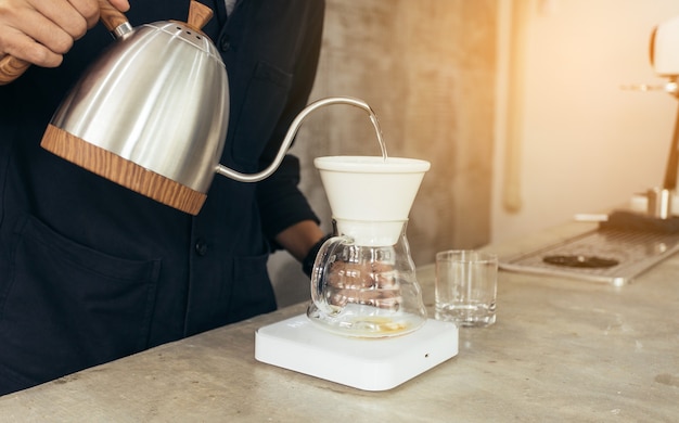 Método do barista preparando café despeje sobre o café gota a gota