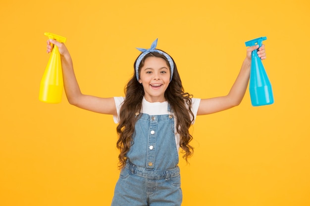 Método fácil Tareas domésticas Chica linda niño limpiando alrededor Proteger la piel sensible Niño limpiando en casa En guardia de limpieza Pulverizador de niebla para limpiar el polvo Chica lista para limpiar Limpiar rápidamente