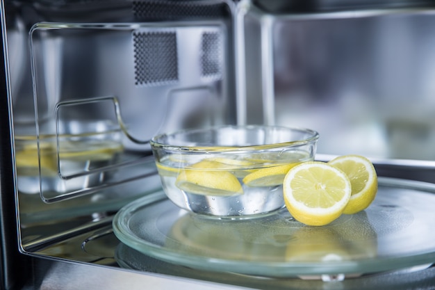 Método de limpieza en microondas con agua y limón.